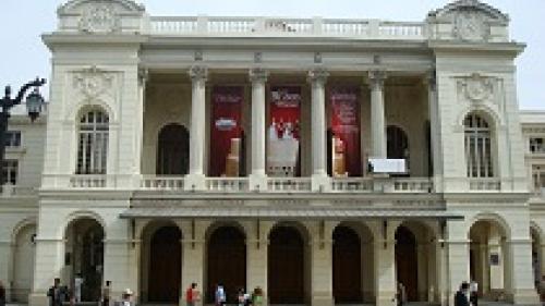 Los primeros espacios para el teatro