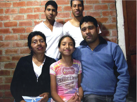 Familia y Hogar - Hermanos Concha y Adolfo Sui Hermanos Concha- Adolfo Sui20140715_16475500