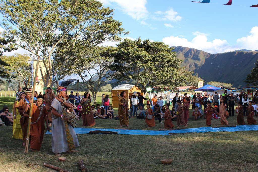 Una parada indígena antes de la música