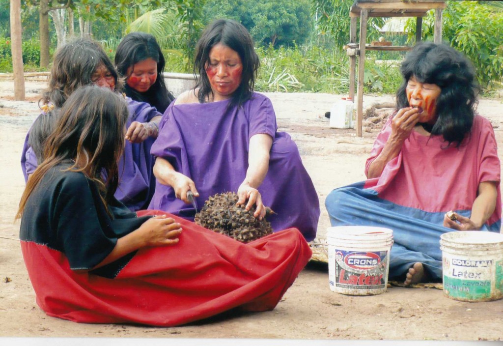 Mujeres-compartiendo-una-deliciosa-fruta-comunidad-Nativa-deoveja-Cutivereni-Río-Ene